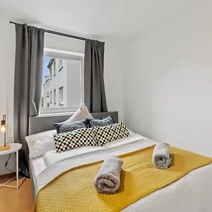 Perfect Location, 2 Min To Main Station, Long Term Apartment